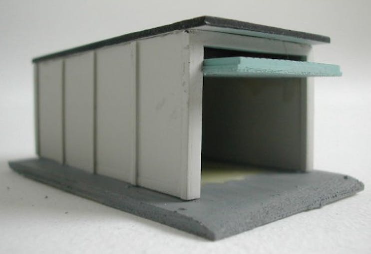 Simplon Model 415M Box garage in cemento con porta aperta montato e verniciato