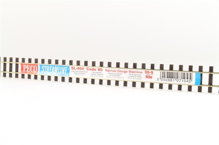 Peco SL-404 Binario flessibile codice 80 scala H0e scartamento 9 mm, con traversine regolari