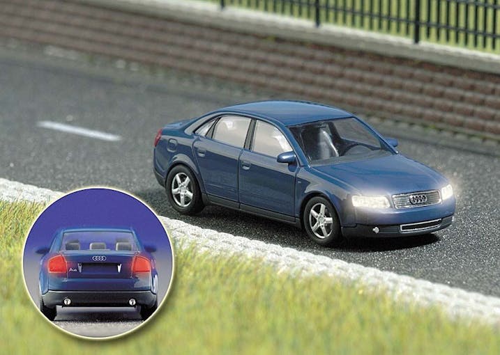 Busch 5651 Audi A4 con fari illuminati
