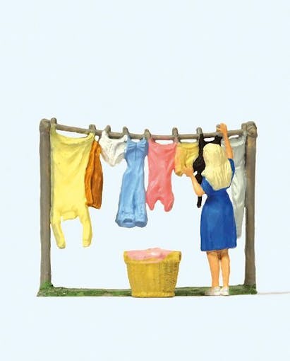 Preiser 28110 Donna che stende il bucato
