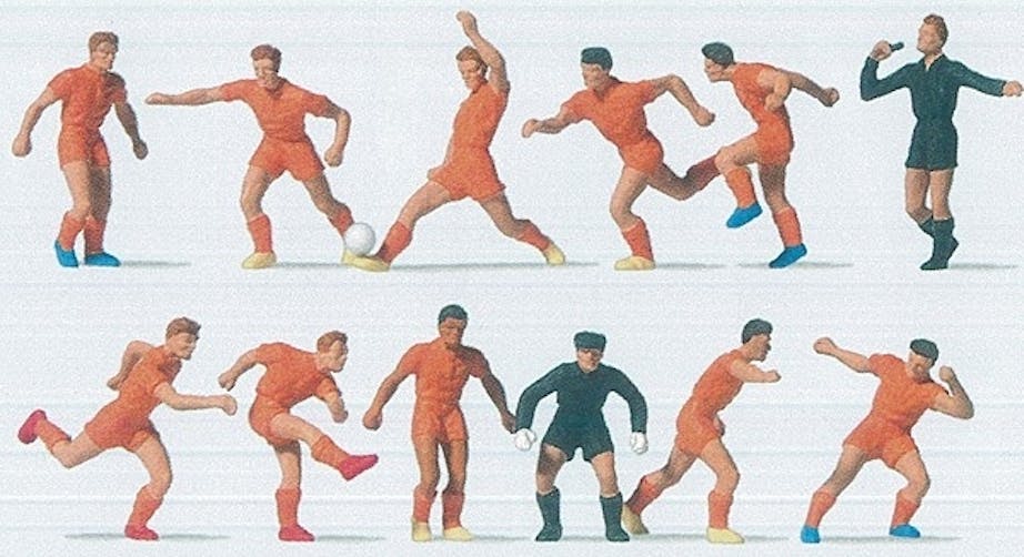 Preiser 10761 Squadra di calcio (maglia e pantaloni arancioni) con portiere e arbitro