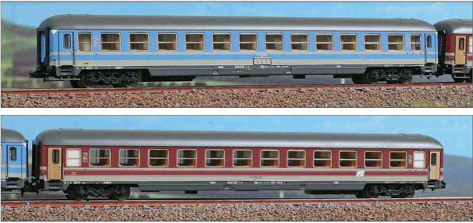 Acme 16515 Set di due carrozze FS Tipo X di 2 cl., una in livrea grigio e rosso fegato e l’altra in livrea sperimentale ep.IV - Scala N 1/160