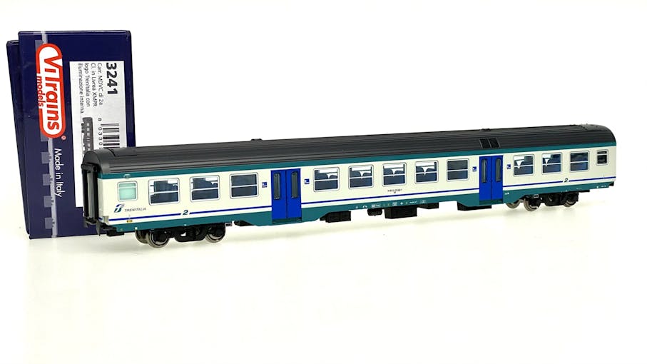 Vitrains 3241 FS Carrozza 2 cl. livrea XMPR con logo Trenitalia in verde, illuminazione interna ep.VI