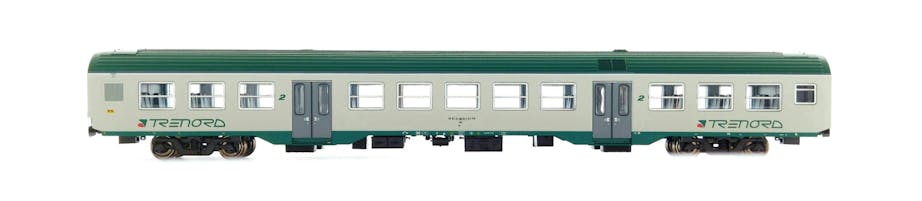 Vitrains 3246 Carrozza MDVC di 2 cl. livrea TRENORD con battiporta verde e illuminazione interna, ep.VI