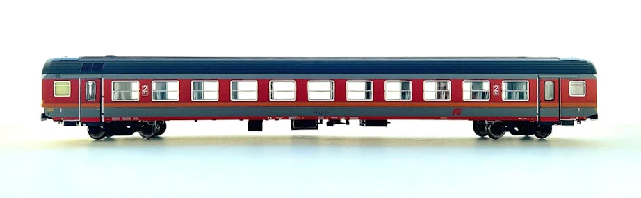 Vitrains 3279 FS carrozza di 2 cl. livrea d'origine MDVE con logo FS inclinato, ep.IV