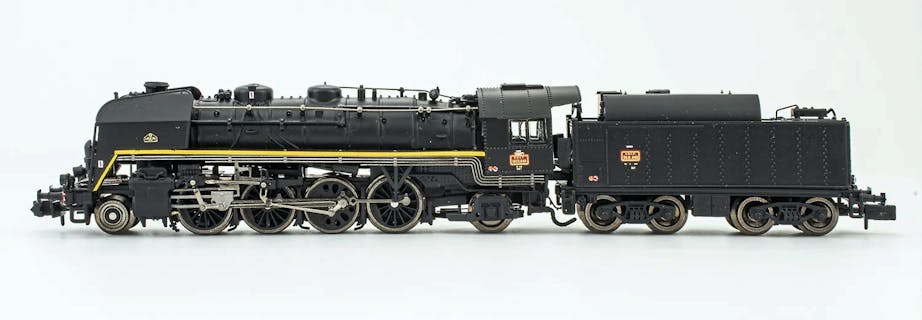 Arnold HN2484S SNCF, locomotiva a vapore 141 R 840, ruote Boxpok su un asse, tender ad alta capacità, livrea nera con linea gialla, ep. III - DCC Sound