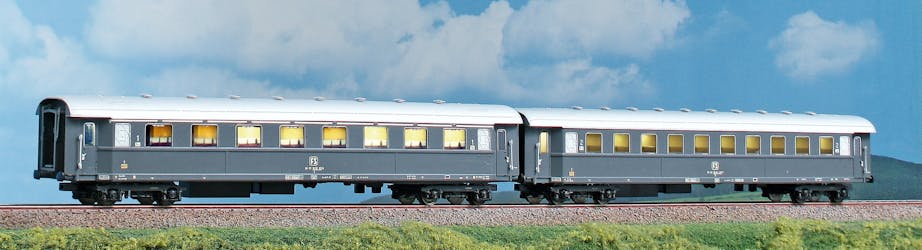 Acme 55288L FS Set formato da una carrozza Az13000 e Bz 33000 con aeratori sul tetto, in livrea grigio ardesia, entrambe con pittogrammi, nello stato di servizio degli anni Ottanta, ep.IV