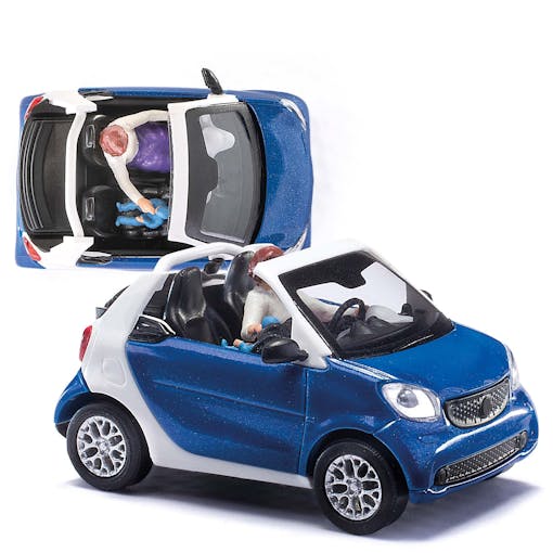 Busch 50779 Smart For2 Cabrio 2015 con conducente e bambino