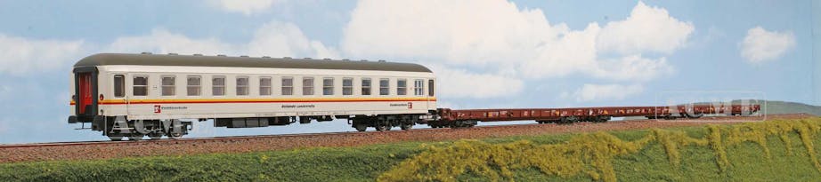 Acme 45160 Set Rollende Landstraße DB-AG composto da una carrozza di accompagnamento Bcm247 e tre carri ultrabassi Saadkms per trasporto di camion, ep.V