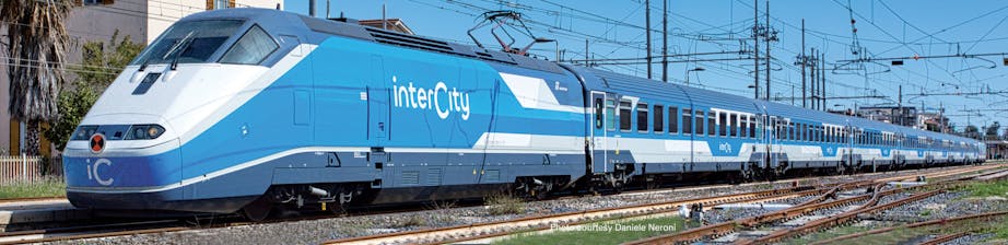 Acme 70116 Set nella nuova livrea “Intercity” di Trenitalia: due locomotori E.414 (uno non motorizzato) e due carrozze , di cui una di 1a ed una di 2a cl., ep.VI