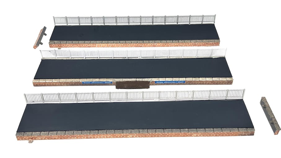 Tecnomodel 78393 Set tre marciapiede (banchine) di fronte stazione, componibile in stile FS, con staccionata, fornito montato