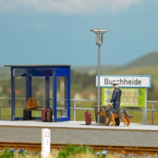 Busch 79872 Scenetta: Polizia dei Trasporti con Pastore Tedesco
