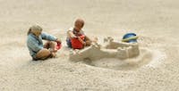 Artitec 5870103 Bambini con castello di sabbia