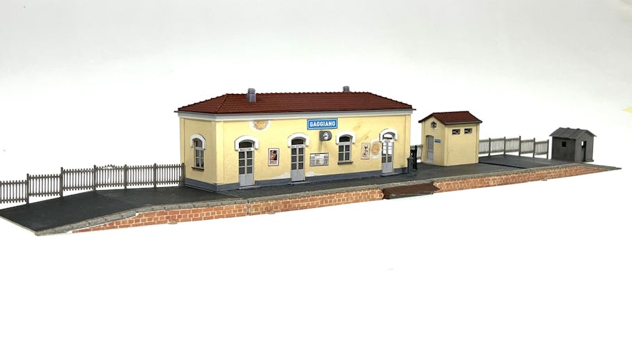 Tecnomodel 79654 Set Stazione FS ''Gaggiano'' con banchine, bagni e casotto attrezzi, interni illuminati