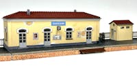 Tecnomodel 79654 Set Stazione FS ''Gaggiano'' con banchine, bagni e casotto attrezzi, interni illuminati