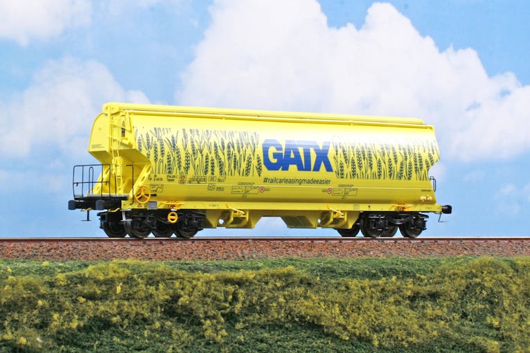 NME 525610 Carro tramoggia per trasporto cereali Tagnpps 95m³, GATX, livrea gialla con spighe, ep.VI. H0, DC