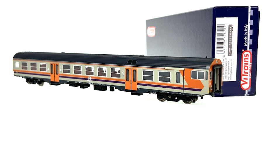 Vitrains 3228-U FS carrozza semipilota passante TE livrea MDVC di 2 cl.con logo FS a televisore ep.IV