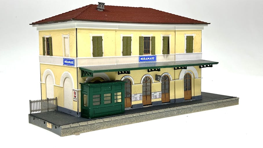 Tecnomodel 80022 Stazione FS ''Miramare'' con tettoia e cabina ACEI, con marciapiede componibile.