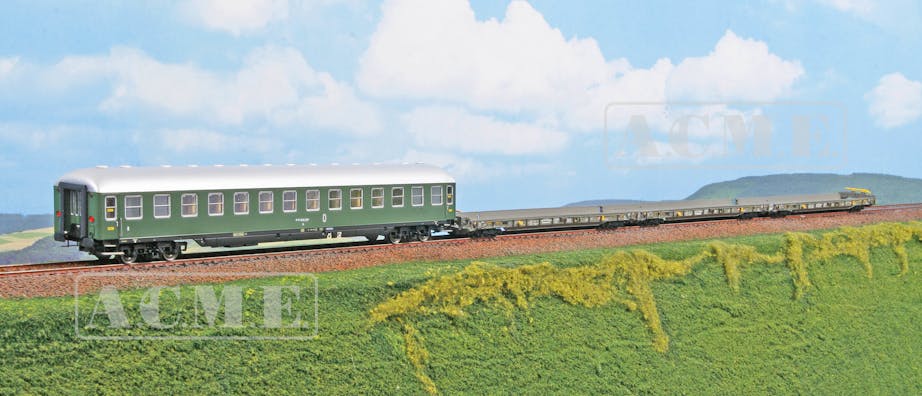 Acme 45167 RoLa - Rollende Landstraße ''Hupac'' composto da una carrozza cuccette e tre carri Tipo Saadkms, ep.IV