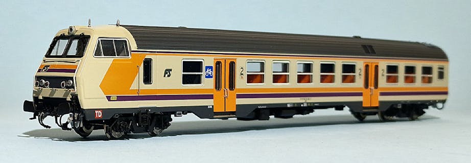 Vitrains 3445 FS carrozza pilota MAZINGA TD MDVC di 2′ classe in livrea d’origine arancio/viola, comp. biciclette, ep.V