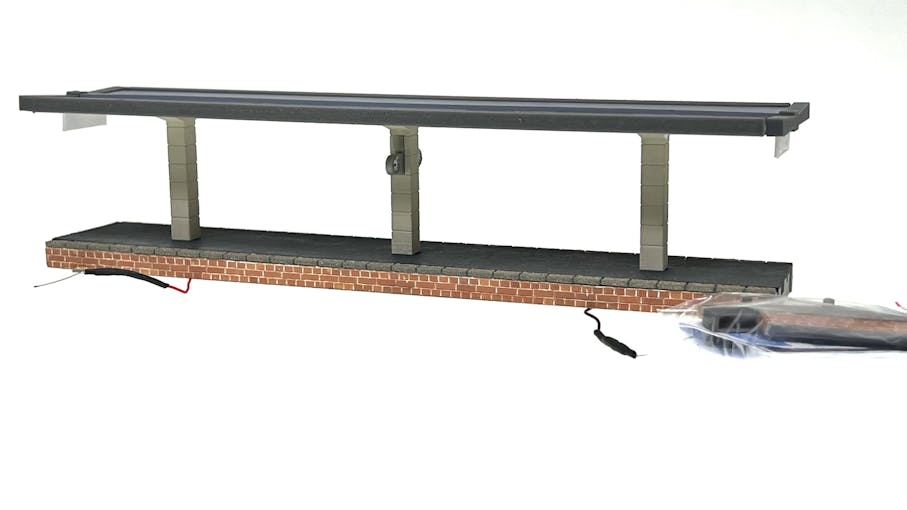 Tecnomodel 80228 Marciapiede con pensilina illuminata per interbinario di stazione, componibile in stile FS, fornito montato