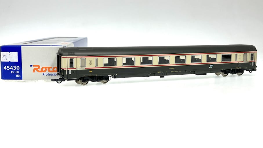 Roco 45430.1 (17) FS carrozza Gran Confort a salone in livrea grigio avorio con logo XMPR, ep.V