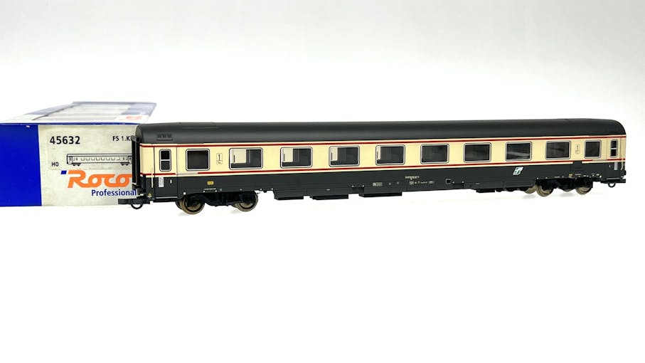 Roco 45632 FS carrozza Gran Confort a scomparti in livrea grigio avorio con logo XMPR, ep.V