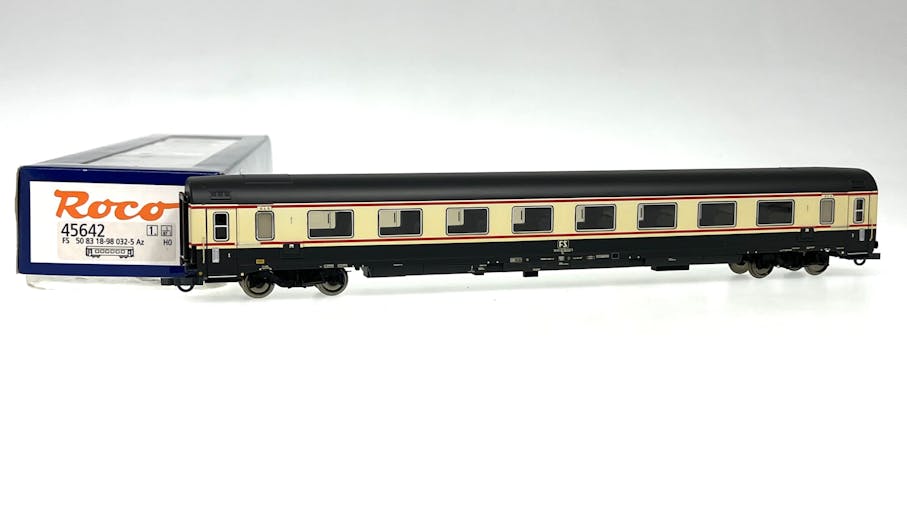 Roco 45642 FS carrozza Gran Confort a scomparti in livrea grigio avorio con logo FS a televisione, ep.IV